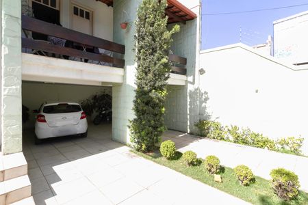 Casa à venda com 340m², 4 quartos e 4 vagasFachada