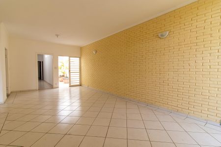 Casa para alugar com 235m², 3 quartos e 3 vagas Casa para alugar com 235m², 3 quartos e 3 vagasSala