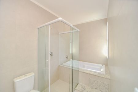 Casa à venda com 198m², 3 quartos e 2 vagas Casa à venda com 198m², 3 quartos e 2 vagasBanheiro da Suíte 1