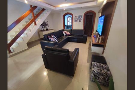 Casa à venda com 107m², 3 quartos e 2 vagasSala