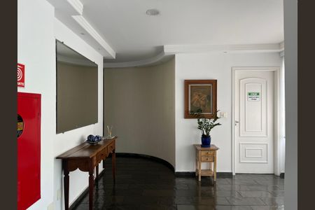 Apartamento à venda com 100m², 2 quartos e 1 vaga Apartamento à venda com 100m², 2 quartos e 1 vagaHall social