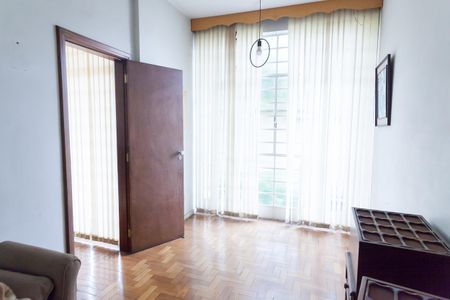 Casa à venda com 280m², 4 quartos e 2 vagas Casa à venda com 280m², 4 quartos e 2 vagasSala