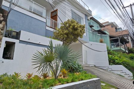 Casa de condomínio para alugar com 360m², 3 quartos e 2 vagas Casa de condomínio para alugar com 360m², 3 quartos e 2 vagasFachada
