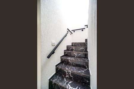 Casa à venda com 98m², 2 quartos e 2 vagas Casa à venda com 98m², 2 quartos e 2 vagasEscada