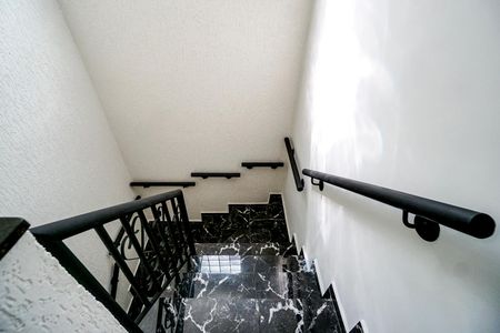 Casa à venda com 98m², 2 quartos e 2 vagas Casa à venda com 98m², 2 quartos e 2 vagasEscada