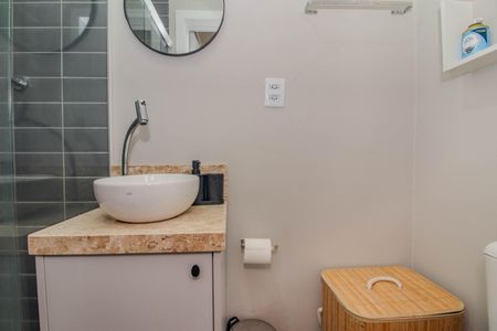Banheiro de apartamento para alugar com 1 quarto, 38m² em Passo D’areia, Porto Alegre