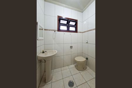 Casa para alugar com 140m², 2 quartos e 1 vaga Casa para alugar com 140m², 2 quartos e 1 vagaBanheiro Social