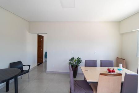 Casa à venda com 140m², 2 quartos e 5 vagas Casa à venda com 140m², 2 quartos e 5 vagasSalas