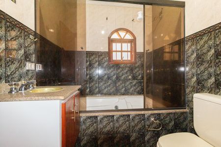 Casa à venda com 221m², 3 quartos e 4 vagasBanheiro da suíte