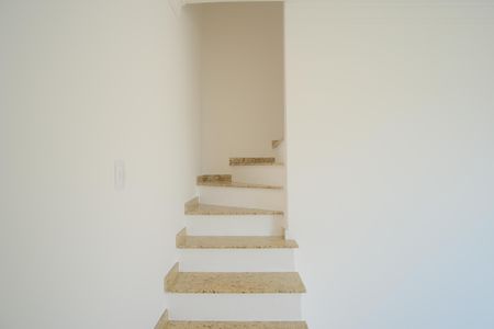 Casa de condomínio à venda com 157m², 3 quartos e 2 vagasEscada