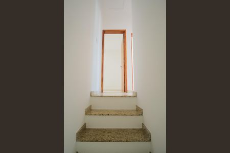 Casa de condomínio à venda com 157m², 3 quartos e 2 vagasEscada