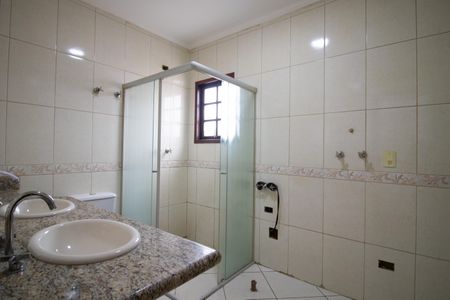 Casa à venda com 550m², 4 quartos e 8 vagas Casa à venda com 550m², 4 quartos e 8 vagasBanheiro da Suíte 1