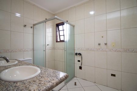 Casa à venda com 550m², 4 quartos e 8 vagas Casa à venda com 550m², 4 quartos e 8 vagasBanheiro da Suíte 1