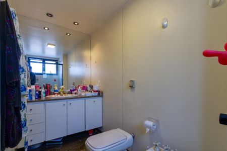 Apartamento à venda com 229m², 4 quartos e 3 vagas Apartamento à venda com 229m², 4 quartos e 3 vagasBanheiro do Quarto 2