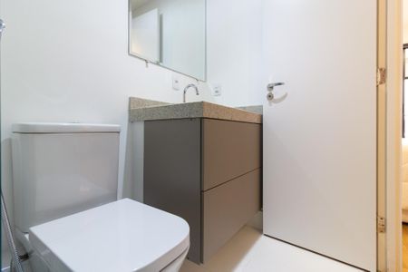 Banheiro de kitnet/studio para alugar com 1 quarto, 27m² em Perdizes, São Paulo