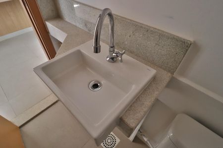 Lavabo de casa de condomínio para alugar com 3 quartos, 81m² em Granja Marileusa, Uberlândia
