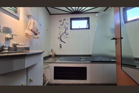 Apartamento à venda com 140m², 4 quartos e 2 vagas Apartamento à venda com 140m², 4 quartos e 2 vagasBanheiro da suíte