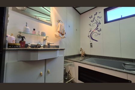 Apartamento à venda com 140m², 4 quartos e 2 vagas Apartamento à venda com 140m², 4 quartos e 2 vagasBanheiro da suíte