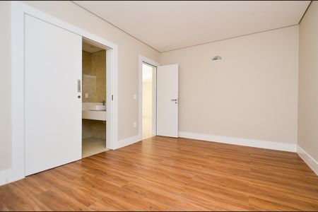 Casa de condomínio para alugar com 358m², 4 quartos e 4 vagas Casa de condomínio para alugar com 358m², 4 quartos e 4 vagasSuíte 3
