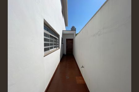 Casa à venda com 243m², 3 quartos e 7 vagas Casa à venda com 243m², 3 quartos e 7 vagasCorredor lateral