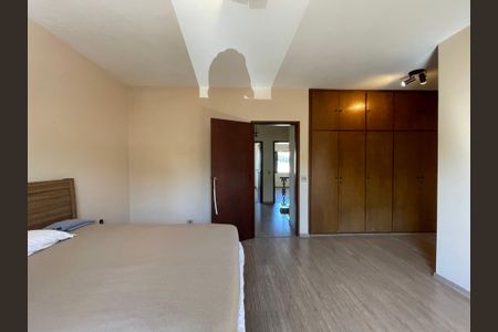 Casa à venda com 243m², 3 quartos e 7 vagas Casa à venda com 243m², 3 quartos e 7 vagasSuíte