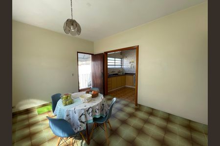 Casa à venda com 243m², 3 quartos e 7 vagas Casa à venda com 243m², 3 quartos e 7 vagasCopa
