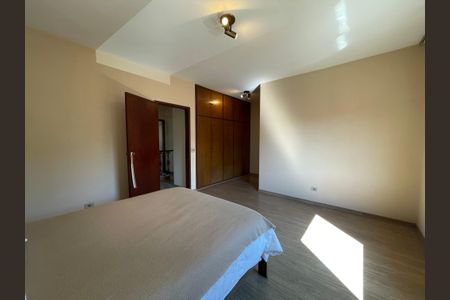 Casa à venda com 243m², 3 quartos e 7 vagas Casa à venda com 243m², 3 quartos e 7 vagasSuíte