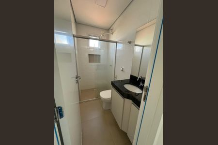 Banheiro de apartamento para alugar com 2 quartos, 60m² em Santa Mônica, Uberlândia