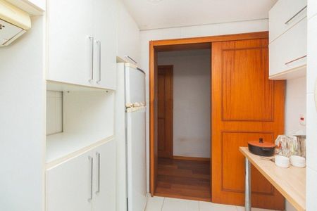 Cozinha de apartamento para alugar com 2 quartos, 88m² em Passo d’Areia, Porto Alegre
