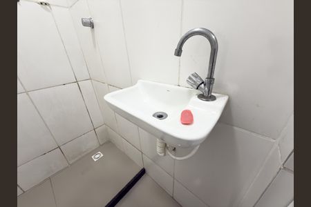 Banheiro Social de kitnet/studio para alugar com 1 quarto, 45m² em Penha Circular, Rio de Janeiro