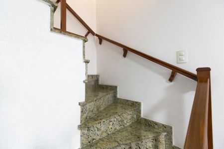 Casa de condomínio à venda com 72m², 2 quartos e 1 vaga Casa de condomínio à venda com 72m², 2 quartos e 1 vagaEscada