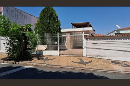 Casa à venda com 160m², 3 quartos e 4 vagas Casa à venda com 160m², 3 quartos e 4 vagasFachada