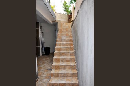 Casa de condomínio à venda com 231m², 4 quartos e 1 vaga Casa de condomínio à venda com 231m², 4 quartos e 1 vagaEscada