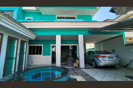 Casa de condomínio à venda com 300m², 3 quartos e 2 vagasQuintal