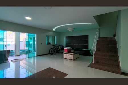 Sala de casa de condomínio à venda com 3 quartos, 300m² em Vargem Pequena, Rio de Janeiro