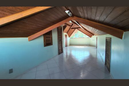 Casa de condomínio à venda com 300m², 3 quartos e 2 vagasSótão