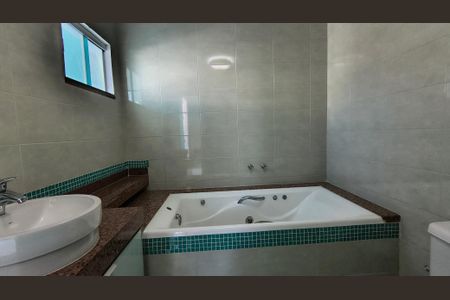 Casa de condomínio à venda com 300m², 3 quartos e 2 vagasBanheiro da Suíte 1