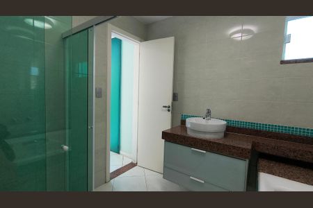 Casa de condomínio à venda com 300m², 3 quartos e 2 vagasBanheiro da Suíte 1