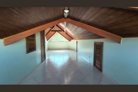 Casa de condomínio à venda com 300m², 3 quartos e 2 vagasSótão