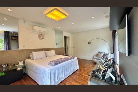 Casa à venda com 600m², 4 quartos e 6 vagas Casa à venda com 600m², 4 quartos e 6 vagasSuíte