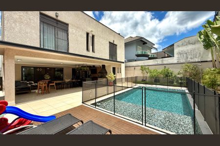 Casa de condomínio à venda com 533m², 4 quartos e 4 vagas Casa de condomínio à venda com 533m², 4 quartos e 4 vagasPiscina