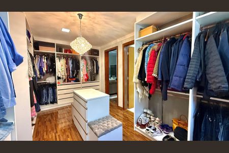 Casa de condomínio à venda com 533m², 4 quartos e 4 vagas Casa de condomínio à venda com 533m², 4 quartos e 4 vagasCloset