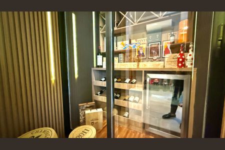 Casa de condomínio à venda com 533m², 4 quartos e 4 vagas Casa de condomínio à venda com 533m², 4 quartos e 4 vagasAdega