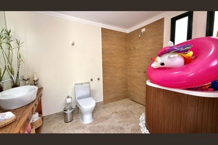 Casa de condomínio à venda com 533m², 4 quartos e 4 vagas Casa de condomínio à venda com 533m², 4 quartos e 4 vagasBanheiro