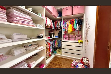 Casa de condomínio à venda com 533m², 4 quartos e 4 vagas Casa de condomínio à venda com 533m², 4 quartos e 4 vagasCloset