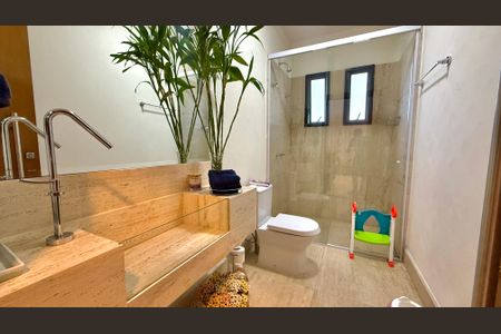 Casa de condomínio à venda com 533m², 4 quartos e 4 vagas Casa de condomínio à venda com 533m², 4 quartos e 4 vagasBanheiro