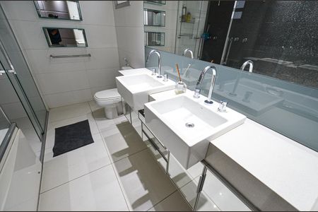 Apartamento à venda com 300m², 3 quartos e 3 vagas Apartamento à venda com 300m², 3 quartos e 3 vagasBanheiro Suite 2