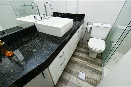 Apartamento à venda com 300m², 3 quartos e 3 vagas Apartamento à venda com 300m², 3 quartos e 3 vagasBanheiro Social