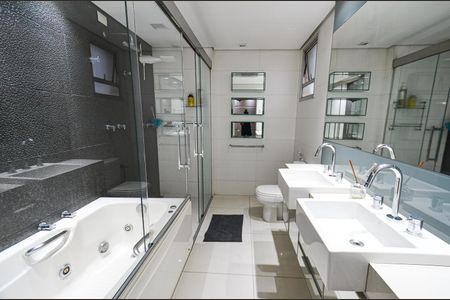 Apartamento à venda com 300m², 3 quartos e 3 vagas Apartamento à venda com 300m², 3 quartos e 3 vagasBanheiro Suite 2