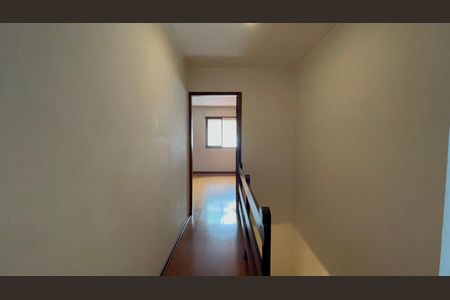 Casa à venda com 220m², 4 quartos e 2 vagas Casa à venda com 220m², 4 quartos e 2 vagasCorredor